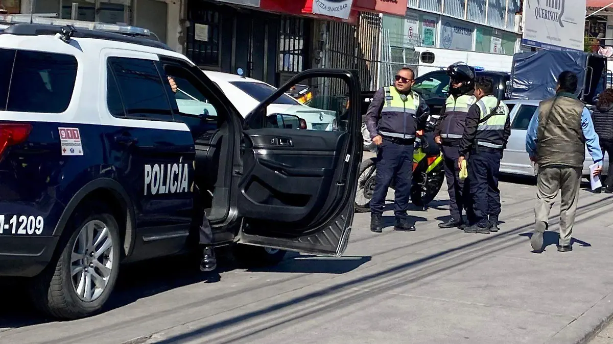 Detenidos apuñalan a policías